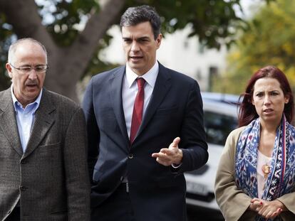 Pedro S&aacute;nchez, Francisco Hern&aacute;ndez Sp&iacute;nola, y Patricia Hern&aacute;ndez, en su visita a las islas, este martes. 