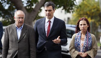 Pedro S&aacute;nchez, Francisco Hern&aacute;ndez Sp&iacute;nola, y Patricia Hern&aacute;ndez, en su visita a las islas, este martes. 