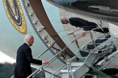 El presidente de EE UU, Joe Biden, sube al avión Air Force One para viajar a Israel, en Maryland este martes.