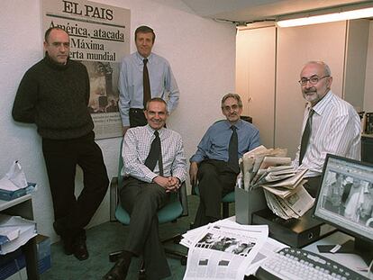De izquierda a derecha, José L. Barbería, Jose M. Irujo (de pie), Antonio Caño, Juan J. Aznárez y Joaquín Prieto.