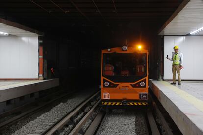 A pesar de que las obras han concluido, este tramo de la Línea 1 abrirá hasta mayo, dos meses después de la fecha original dada por las autoridades en julio de 2022, cuando iniciaron las obras. En la imagen, un tren de supervisión recorre las vías rehabilitadas. 