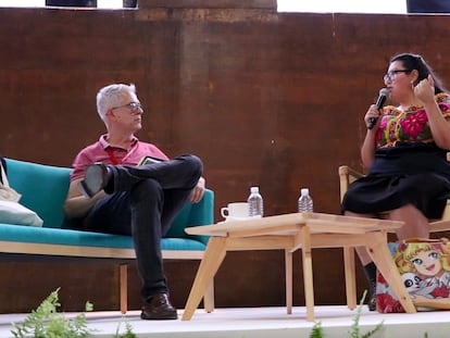 Javier Moreno y Yásnaya Elena A. Gil, en la Feria Internacional del Libro de Oaxaca.