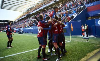 Los jugadores de Osasuna celebran un gol.