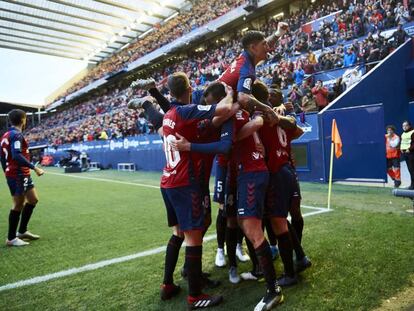 Los jugadores de Osasuna celebran un gol.