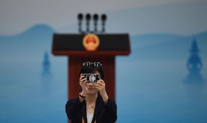 Una mujer hace una foto a la sala de reuniones donde se ha celebrado la cumbre del G20 en Hangzhou (China), el 5 de septiembre de 2016.