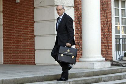 Jorge Fernandez Díaz, responsable de Interior, en las escalinatas de La Moncloa.