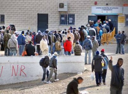 Un grupo de inmigrantes hacía cola ayer en el albergue municipal de Jaén.