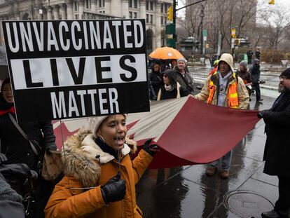 Protesta antivacunas este lunes en Nueva York.