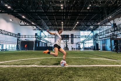 Campo de fútbol en el centro de innovación de Nike.