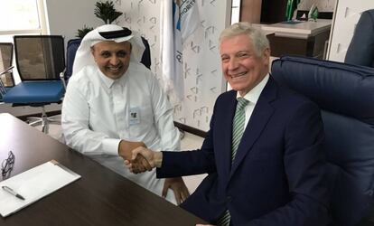 El presidente de SRO, Rumaih Mohammed Al Rumaih (D), estrecha la mano al presidente del consorcio español Al Shoula, Jorge Segrelles, tras la firma del acuerdo.