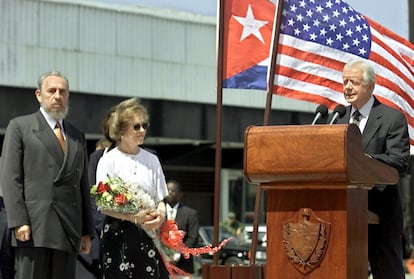 El presidente de EEUU Jimmy Carter y su mujer Roselynn Carter con Castro, en el aeropuerto de La Habana.