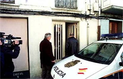 Imagen del domicilio donde H. G., de 66 años, ha matado a golpes a su esposa luego se ha suicidado, en Ferrol.