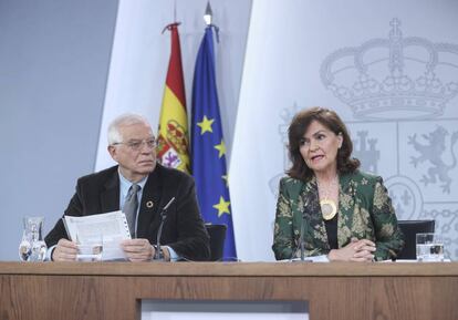 Ministers Josep Borrell and Carmen Calvo at a press conference on March 1.