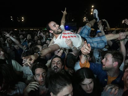 Un joven es levantado por la multidud durante el concierto de Parquet Courts.