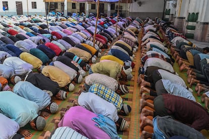 Musulmanes, el viernes durante el rezo en Amritsar.