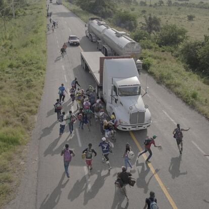 La serie del holandés Pieter ten Hoopen documenta el viaje de unas 7.000 personas, entre ellas 2.300 niños, según la ONU, salidos de Honduras, El Salvador y Guatemala rumbo a Estados Unidos. Yumi Goto, un miembro del jurado, asegura que ha conseguido "dar una gran dignidad al trabajo, que refleja el significado de la esperanza".