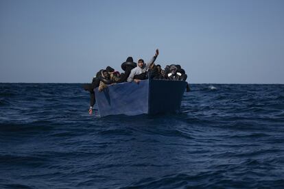 Varios emigrantes, la mayoría de ellos procedentes de Eritrea, reaccionan mientras esperan ser atendidos por los cooperantes de la ONG española Open Arms, tras huir de Libia a bordo de una embarcación de madera, a unas 110 millas al norte de Libia, el sábado 2 de enero de 2021. Libia se considera otra de las puertas de salida de África hacia Europa por el Mediterráneo, muchas de las vías migratorias que atraviesan ese continente terminan ahí, en un país marcado por la guerra donde los emigrantes son toturados y asesinados en centros de detención. La ONU criticó a la UE por su política de devoluciones irregulares de migrantes a Libia en alta mar, en mayo de este año.