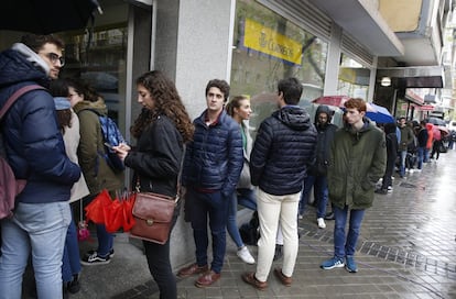 La resolución de la JEC insta a Correos a "extremar la diligencia para asegurar que los sobres con el voto puedan entregarse el día de la votación en las respectivas mesas electorales dentro de los plazos legalmente establecidos".