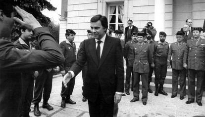 Un guàrdia civil saluda González a la Moncloa, després de prendre possessió el 1982.