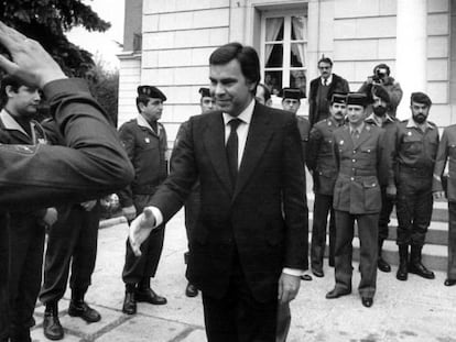 Un guardia civil saluda a González en La Moncloa, tras tomar posesión en 1982.