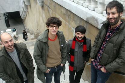 Los miembros del grupo We Are Standart en Bilbao antes de la entrevista.