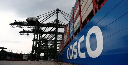 Barco de Cosco en una terminal de contenedores de Singapur.