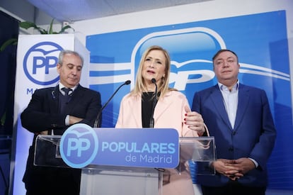 Juan Soler (derecha) asiste a una rueda de prensa de Cristina Cifuentes en la sede del PP, en 2016.