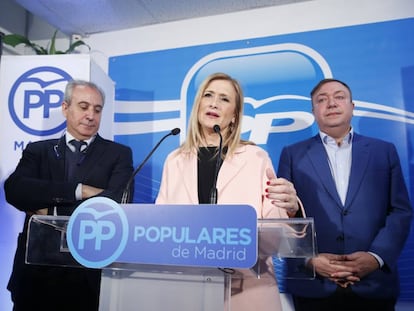 Juan Soler (derecha) asiste a una rueda de prensa de Cristina Cifuentes en la sede del PP, en 2016.