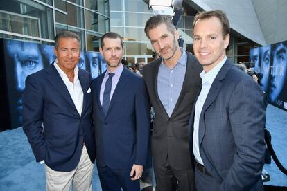 El consejero delegado de HBO, Richard Plepler, D. B. Weiss, David Benioff  y el jefe de programaci&oacute;n de HBO, Casey Bloys.