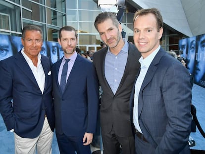 El consejero delegado de HBO, Richard Plepler, D. B. Weiss, David Benioff  y el jefe de programaci&oacute;n de HBO, Casey Bloys.