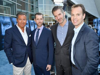 El consejero delegado de HBO, Richard Plepler, D. B. Weiss, David Benioff  y el jefe de programaci&oacute;n de HBO, Casey Bloys.