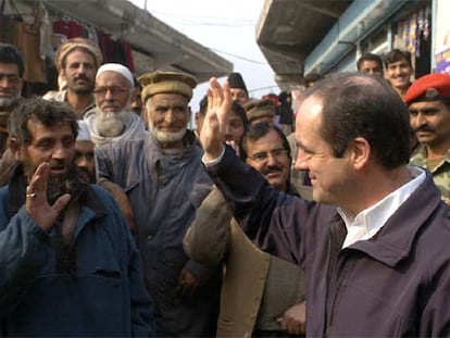 Bono saluda a varios ciudadanos de Bagh, una localidad paquistaní que fue gravemente dañada por el terremoto.