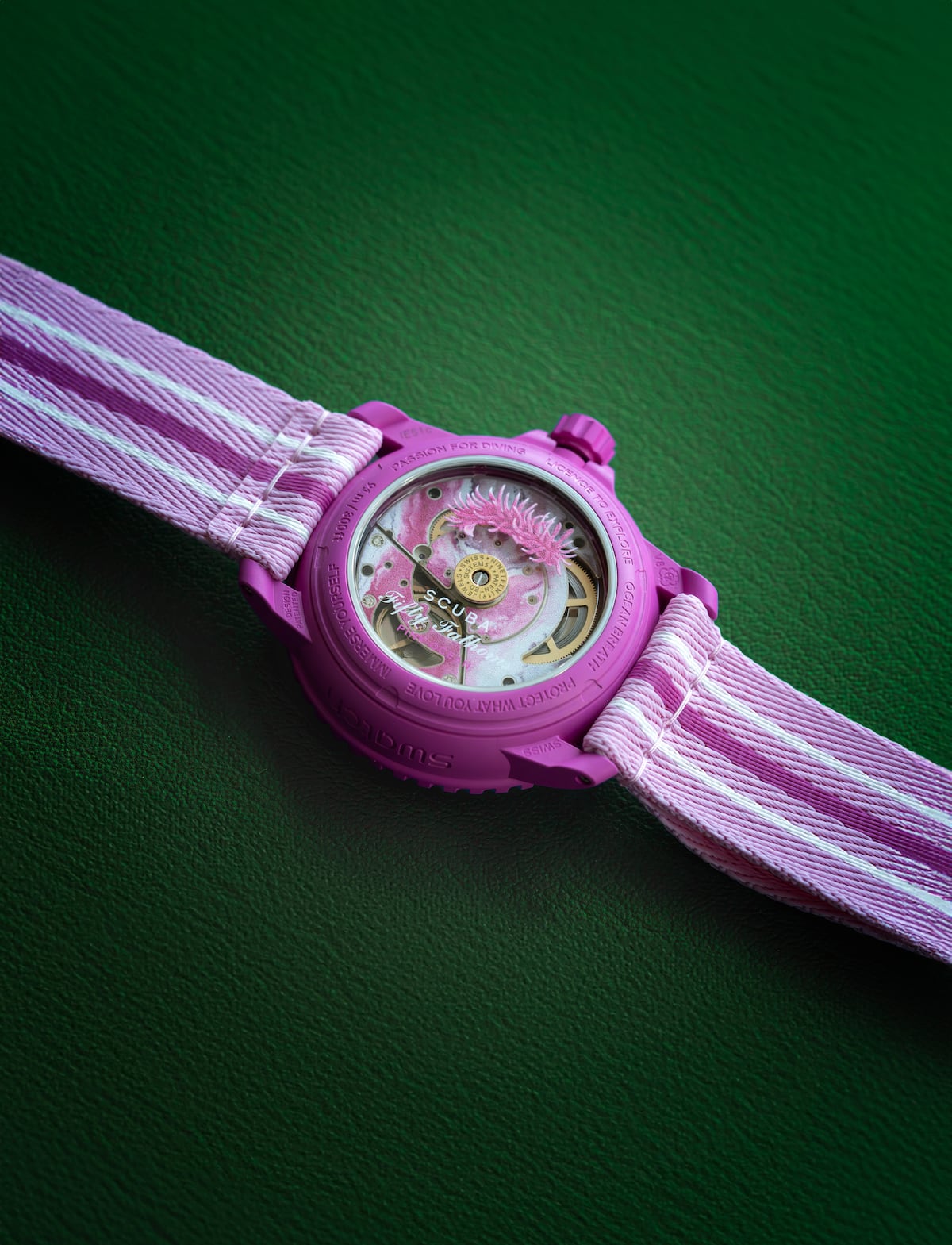 La última locura de moda: largas colas para comprar un reloj que solo se vende en las noches de luna llena