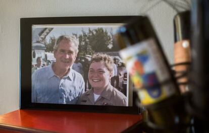 Dremann, cuando era mujer, en una fotograf&iacute;a en su casa con el expresidente Bush