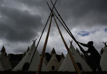 Trabajos de montaje de las tiendas de campaña que se podrán alquilar en el festival británico de Glastonbury. Un evento que comienza el 26 de junio hasta el 30 de junio de 2013.