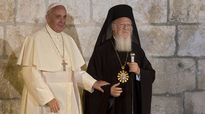 El papa Francisco y el patriarca ortodoxo de Constantinopla, Bartolom&eacute;, en una imagen de mayo de 2014 en la iglesia del Santo Sepulcro de Jerusal&eacute;n.