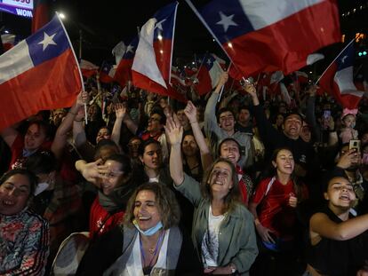 Un grupo de chilenos contrarios a la reforma de la Constitución chilena en septiembre de 2022 celebra en las calles tras su rechazo en las urnas.