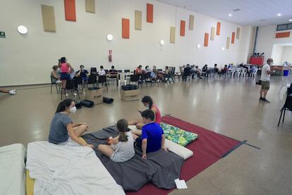 Vecinos de la localidad de Azuébar se refugian en un pabellón de la localidad castellonense de Soneja este domingo, tras ser evacuados por el incendio declarado a última hora de ayer en Azuébar.