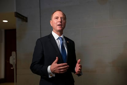 El entonces congresista Adam Schiff habla con periodistas en una rueda de prensa de octubre de 2019.