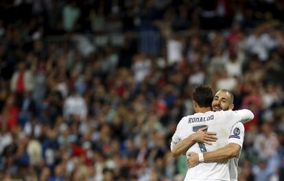 Benzema celebra con Cristiano Ronaldo el 1 a 0