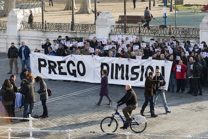 Los trabajadores de Metro reclaman en el Arenal bilbaíno la dimisión de Iñaki Prego.