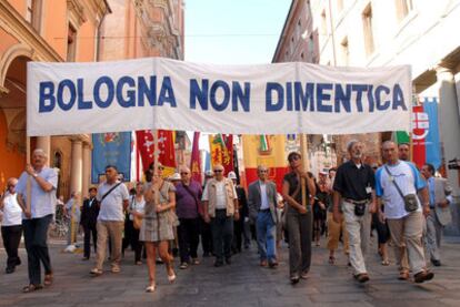Manifestantes sostienen una pancarta en la que se lee "Bolonia no olvida" en la marcha conmemorativa del atentado neofascista.