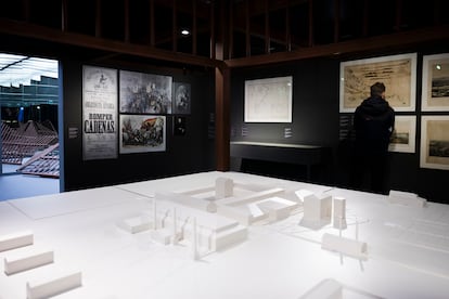 La maqueta d'un ingeni a l'exposició ‘La infàmia’ del Museu Marítim de Barcelona.