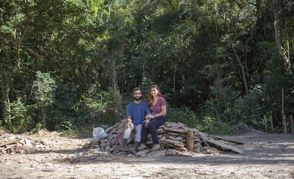 Héber Prado e Vanessa Honorato, sentados sobre os entulhos do que era sua casa.