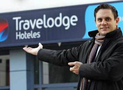 Horacio Alcalá, director de Travelodge en España, frente al hotel de la cadena en Madrid.