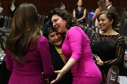 Las diputadas del PRI Carmen Salinas e Ivonne Ortega se abrazan durante la sesión ordinaria en la Cámara de Diputados.