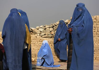 Un grupo de mujeres esperan para ser atendidas en una clínica móvil proporcionada por la Afghan Family Guidance Association (AFGA), en Kabul.