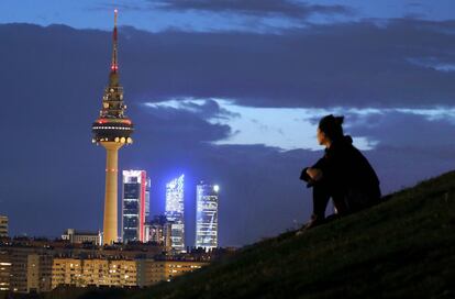 Torrespaña, conocida popularmente como 'El pirulí y los rascacielos de la zona financiera de las cuatro torres vistoz desde Vallecas.