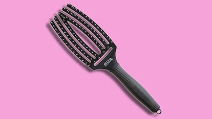 Se trata de un cepillo de pelo de tamaño mediano, a la venta en color negro y equipado con cerdas de origen natural.