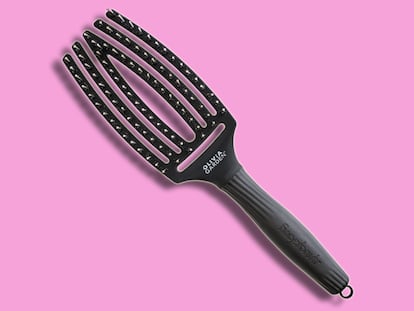 Se trata de un cepillo de pelo de tamaño mediano, a la venta en color negro y equipado con cerdas de origen natural.